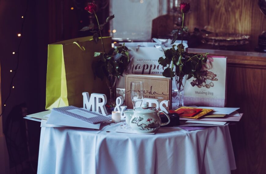 Card as a wedding gift: is it worth it?